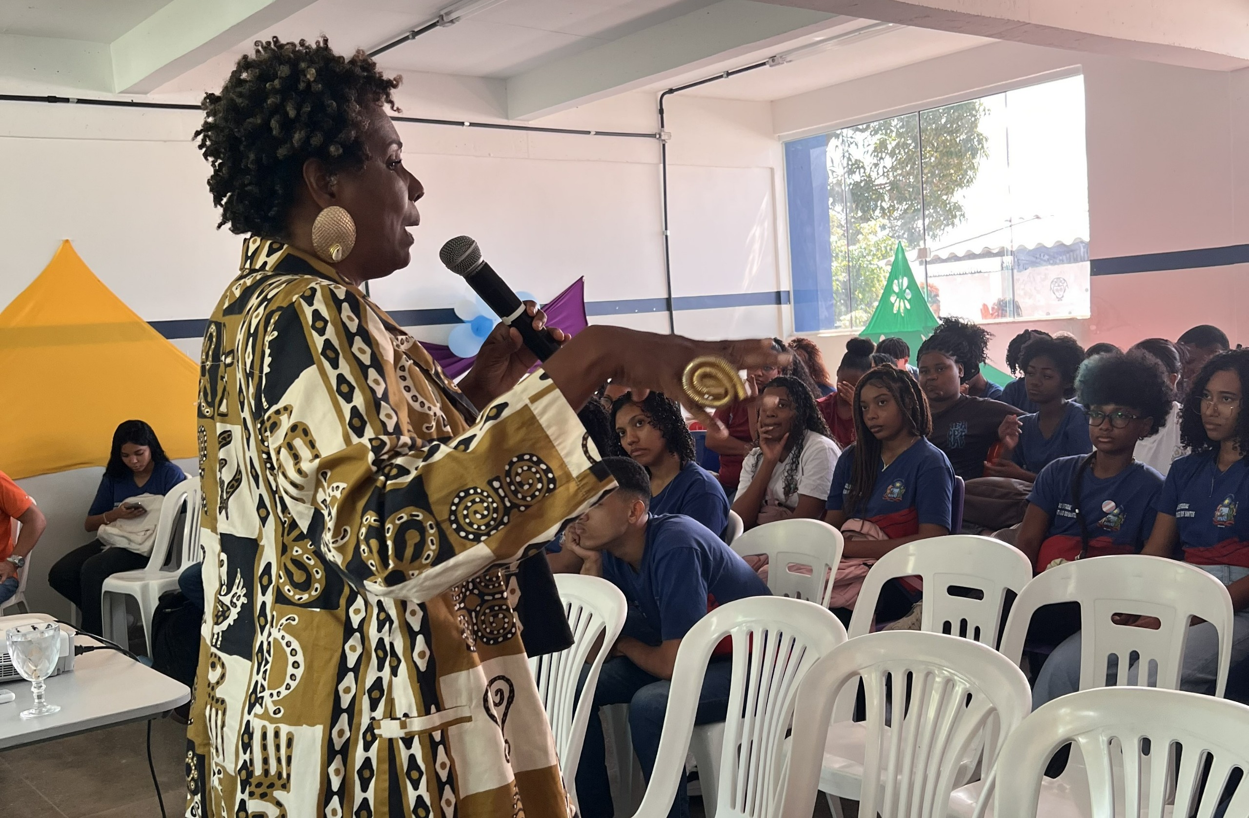 Estilista Madá Negriff inspira estudantes de escola estadual em Salvador, durante o Maio Antirracista