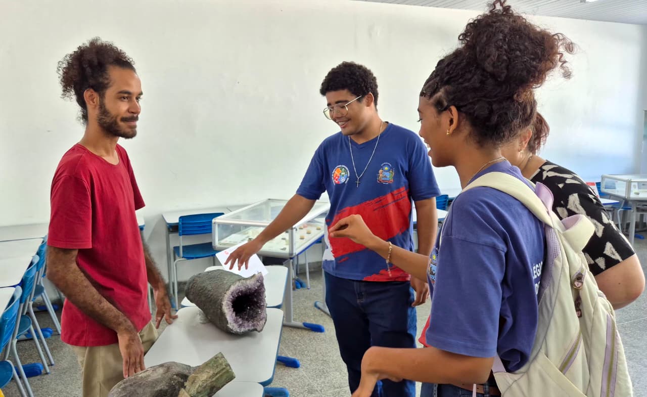 Colégio estadual recebe exposição itinerante do Museu Geológico da Bahia