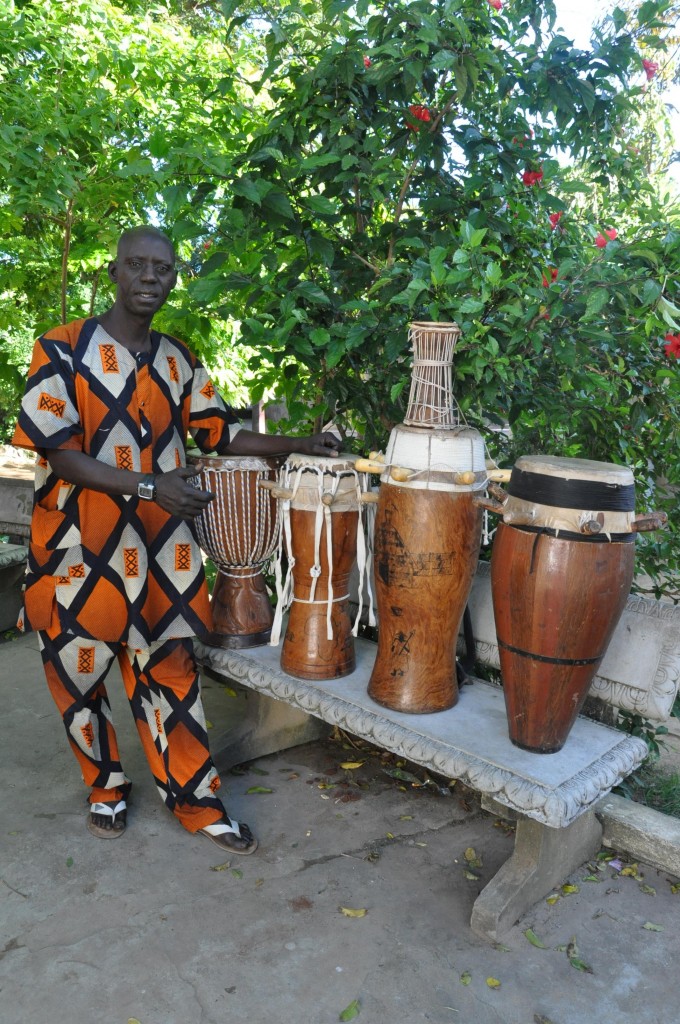 foto Doudou s oculos com Sabares, Djembe, Tama e Tabassabar - foto Rita Barreto