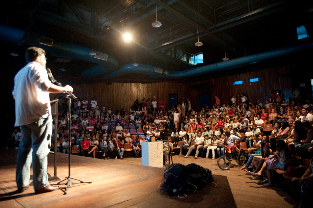 palestrante-antonio-teixeira-sobrinho-fala-com-uma-platc3a9ia-de-alunos-e-professores-sobre-jorge-amado