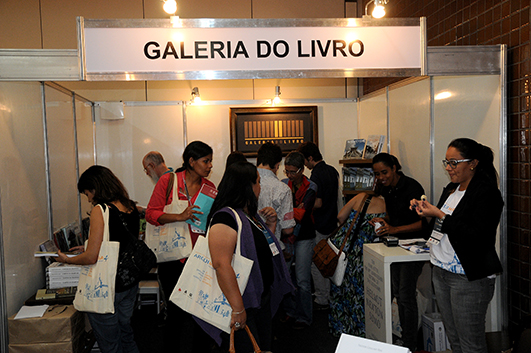 Lançamento de livro do IPAC e do professor Humberto Cunha durante ArquiMemória4