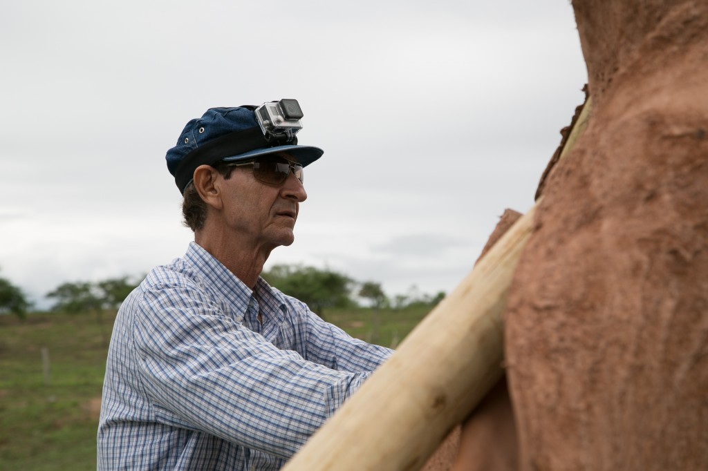 Artista Juraci Dórea na produção da escultura de couro e madeira_Por Alfredo Mascarenhas