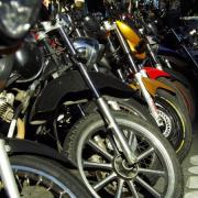 Agência de saúde da ONU divulga publicação em português sobre segurança de motos