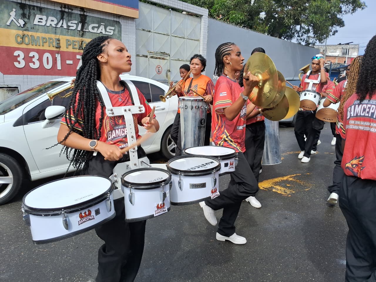 ?Fanfarra escolar da rede estadual se apresenta durante passagem do Fogo Simbólico do 2 de Julho 11 Aluno(a) segurando o Fogo Simbólico