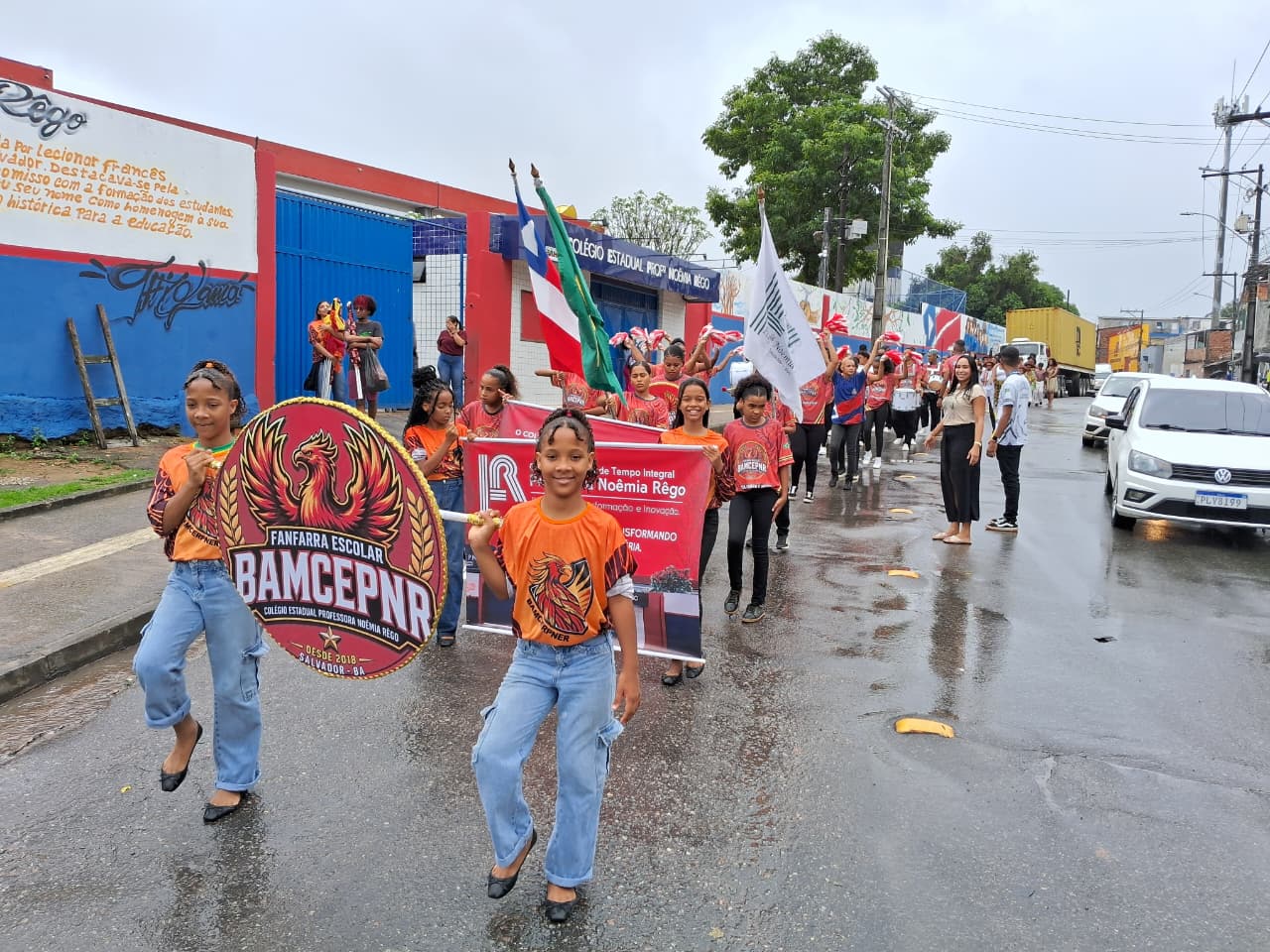 ?Fanfarra escolar da rede estadual se apresenta durante passagem do Fogo Simbólico do 2 de Julho 11 Estudantes com a tocha simbólica