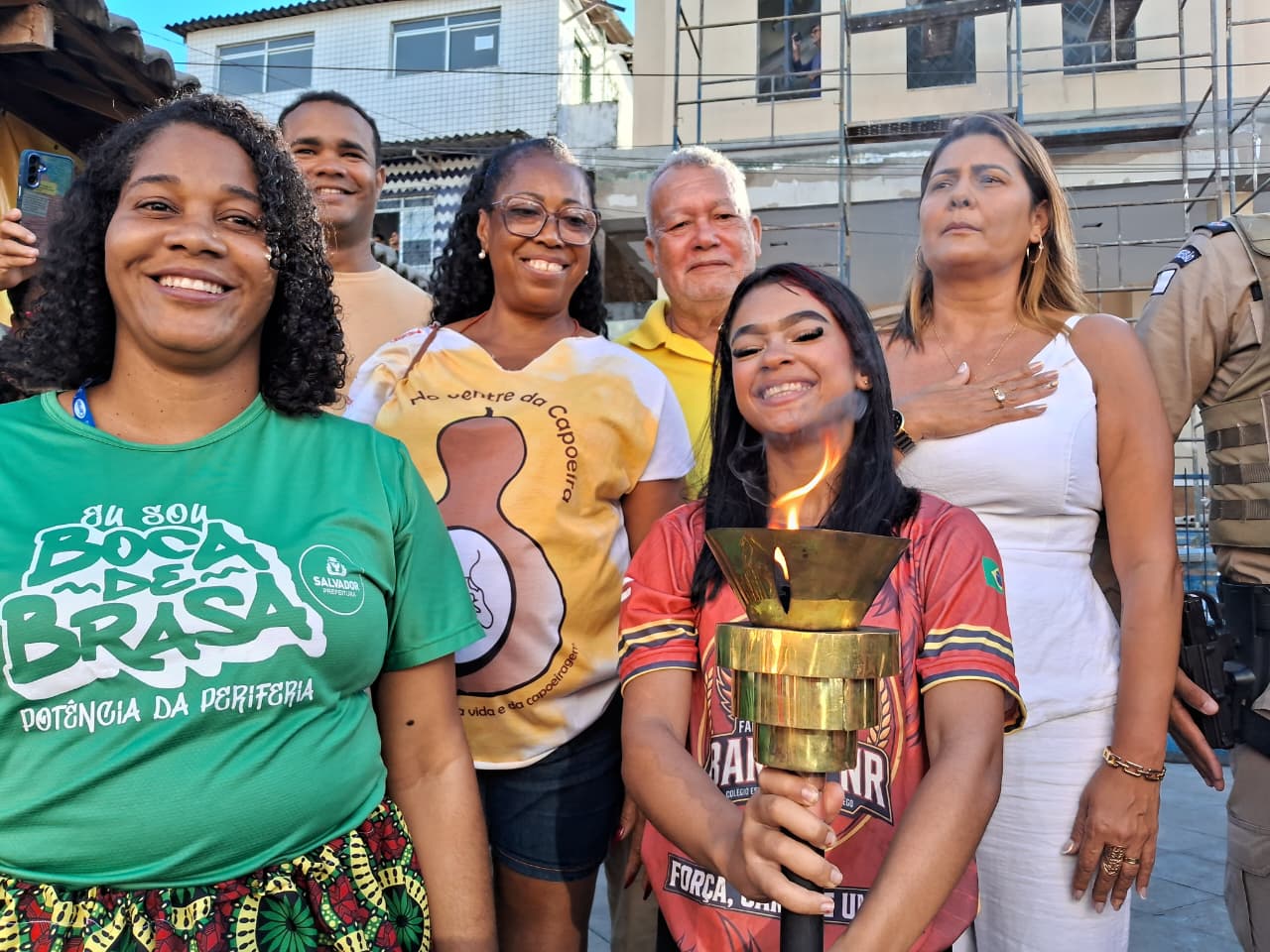 Estudantes com o Fogo Simbólico durante a passagem