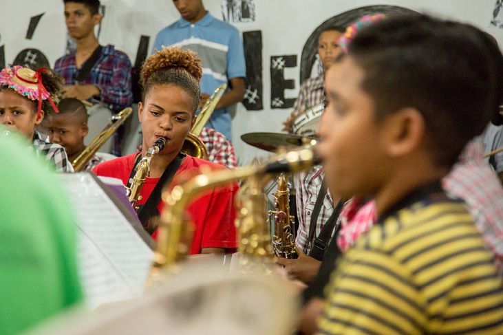 Além de se apresentarem na sala principal, as quatro bandas convidadas participam de oficinas de capacitação para instrumentistas