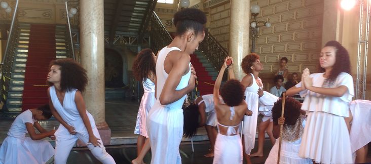 Alunos da instituição, de 13 a 17 anos, mostram coreografia no lançamento do livro “Ex-votos do Brasil: arte e folkcomunicação”, quarta, 13 de julho, no MAB