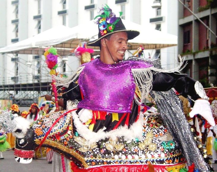 Márcio Fidelis, professor do Curso Preparatório em Danças Populares da Escola de Dança da Funceb, ministra uma aula-espetáculo de Danças Brasileiras aos alunos dos níveis 1B, 2B e 3B do Colégio Estadual Thales de Azevedo