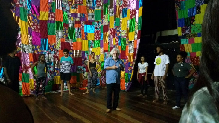 Alunos da Turma 2, com o professor Ronaldo Braga, iniciam as aulas na Funceb (Foto: Julia Cavalcanti)