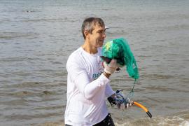 Ação da Sema e do Inema retira cerca de 250 kg de resíduos da praia do Rio Vermelho antes da Festa de Iemanjá