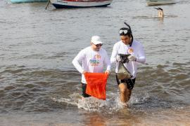 Ação da Sema e do Inema retira cerca de 250 kg de resíduos da praia do Rio Vermelho antes da Festa de Iemanjá