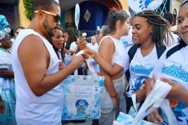 Sacolas ecológicas marcam ação ambiental nas celebrações de Yemanjá e reforçam combate ao lixo no mar