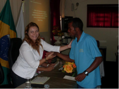 Brigadista recebendo Certificado