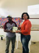 Entrega de livros para o Assentamento