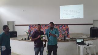 Entrega de livros para o CETEP