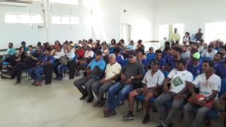 P+¦blico presente na reuni+úo (2)