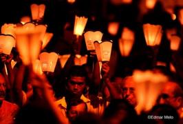 Fiéis com as tradicionais tochas durante a Procissão do Fogaréu SerrinhaBA ft Edmar Melo
