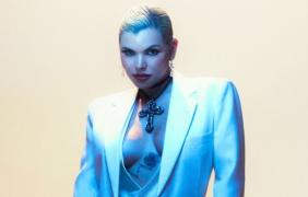 Ouça T3 4MO L4 FOR4 RMX, de Duda Beat, no Especial das Seis