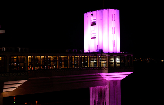 Elevador Lacerda Iluminado de Rosa