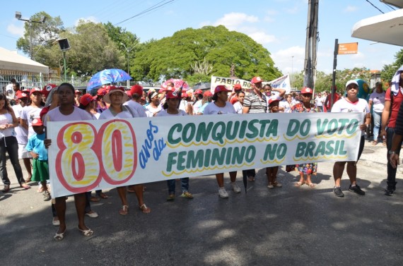 Mulheres feirenses marcham para celebrar conquistas e desafios
