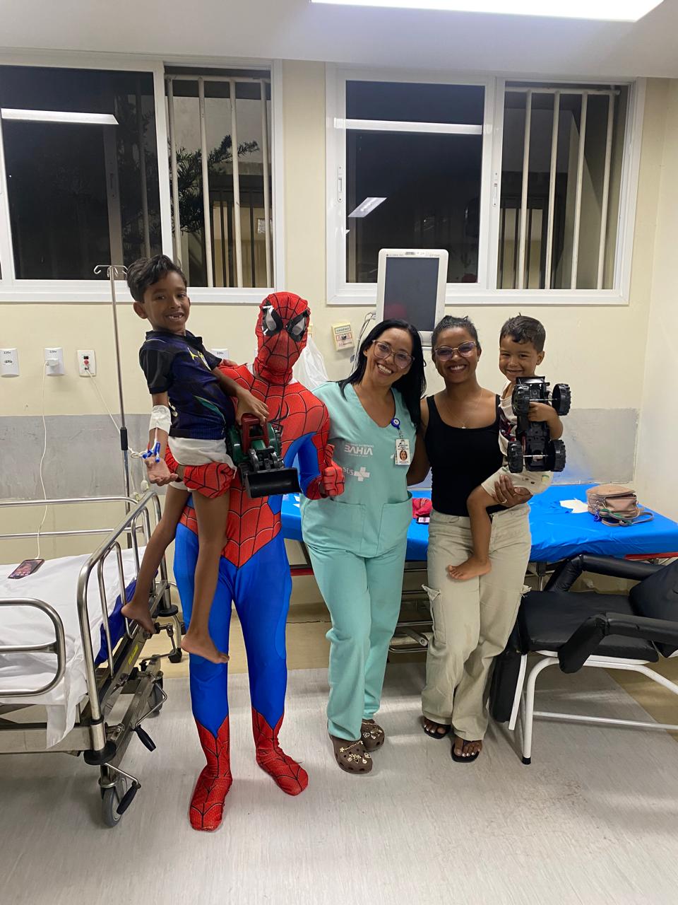 Hospital Regional da Chapada promove a ação especial de Dia das Crianças com visita de super-herói