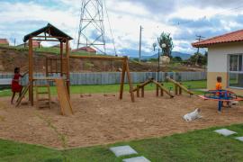 Governo da Bahia entrega 95 novas moradias para famílias atingidas por enchente em Jequié