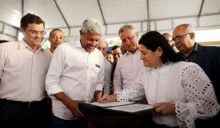Governo do Estado e União assinam contratos para mais de mil novas moradias populares, em Feira de Santana e Alagoinhas