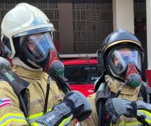 Pai bombeiro vivencia combate ao lado da filha que decidiu seguir a mesma carreira