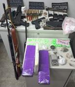 FICCO Ilhéus, PM e PC apreendem submetralhadoras, espingardas, pistola, revólver e drogas com integrantes de facção