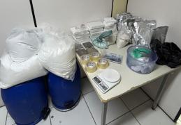 Todo o material apreendido foi encaminhado para a Polícia Civil, onde a ocorrência foi registrada.