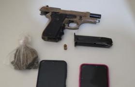 Com o integrante de facção foram apreendidos uma pistola, carregador, munições e porções de drogas.