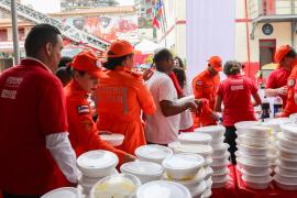 Fiéis lotam o quartel do CBMBA na Barroquinha em homenagem a Santa Bárbara