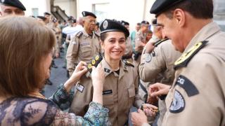 Oficiais recém-promovidos participam de cerimônia de aposição de luvas