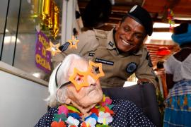 Teatro da Polícia Militar faz pré-carnaval para idosos nesta quarta-feira (11)