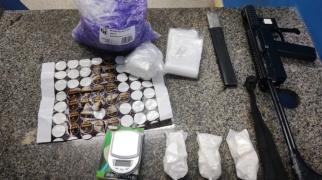 Traficante é flagrado com submetralhadora e drogas escondidas em imóvel