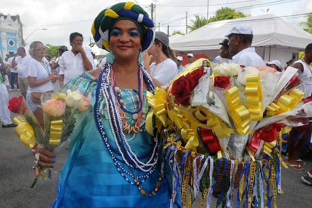 Índia Flores levou 300 rosas para vender na saída do cortejo da Lavagem