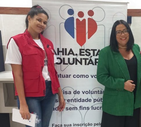 Na foto, a voluntária Débora e a coordenadora do programa 