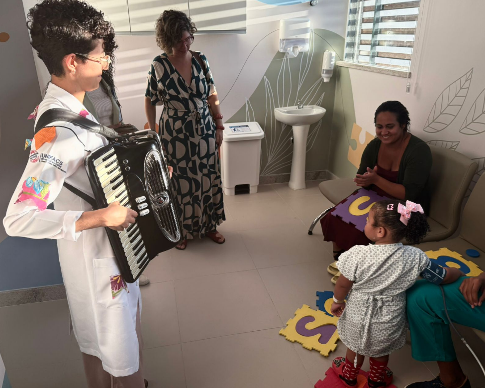 Hospital de Brotas celebra um ano com Coral da PMBA e ações de musicoterapia junina
