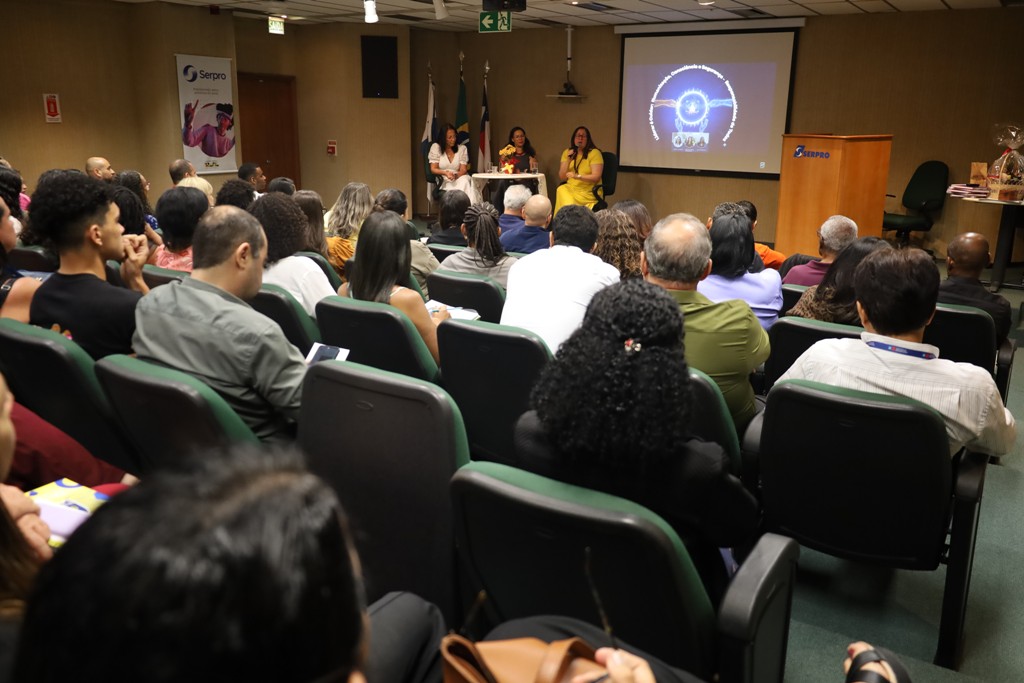 Plateia assiste debate no Café com RH