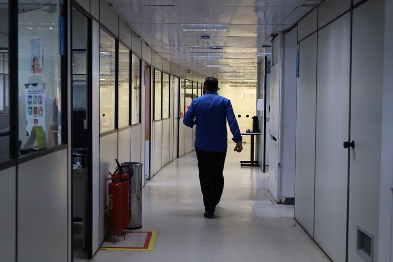Servidor caminha em corredor da Saeb