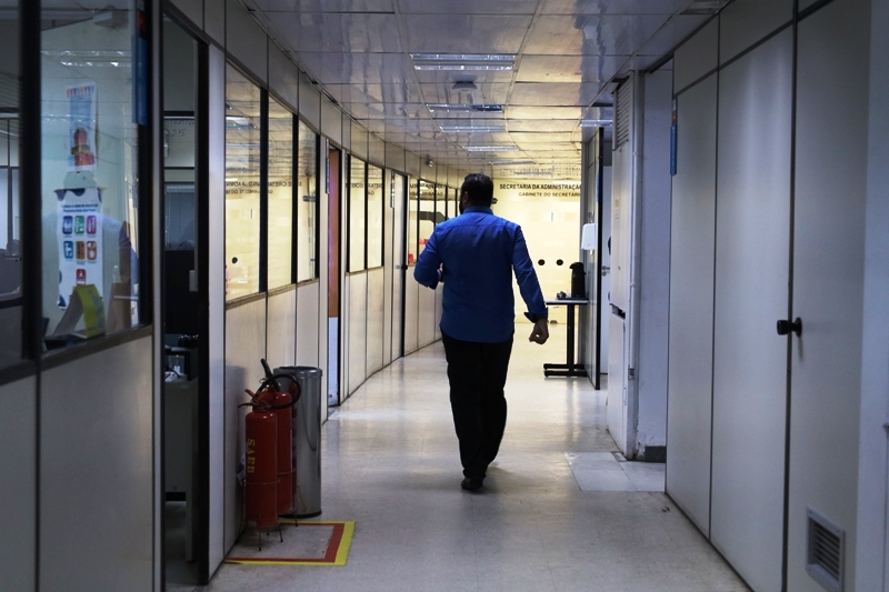 Servidor público em corredor da Saeb