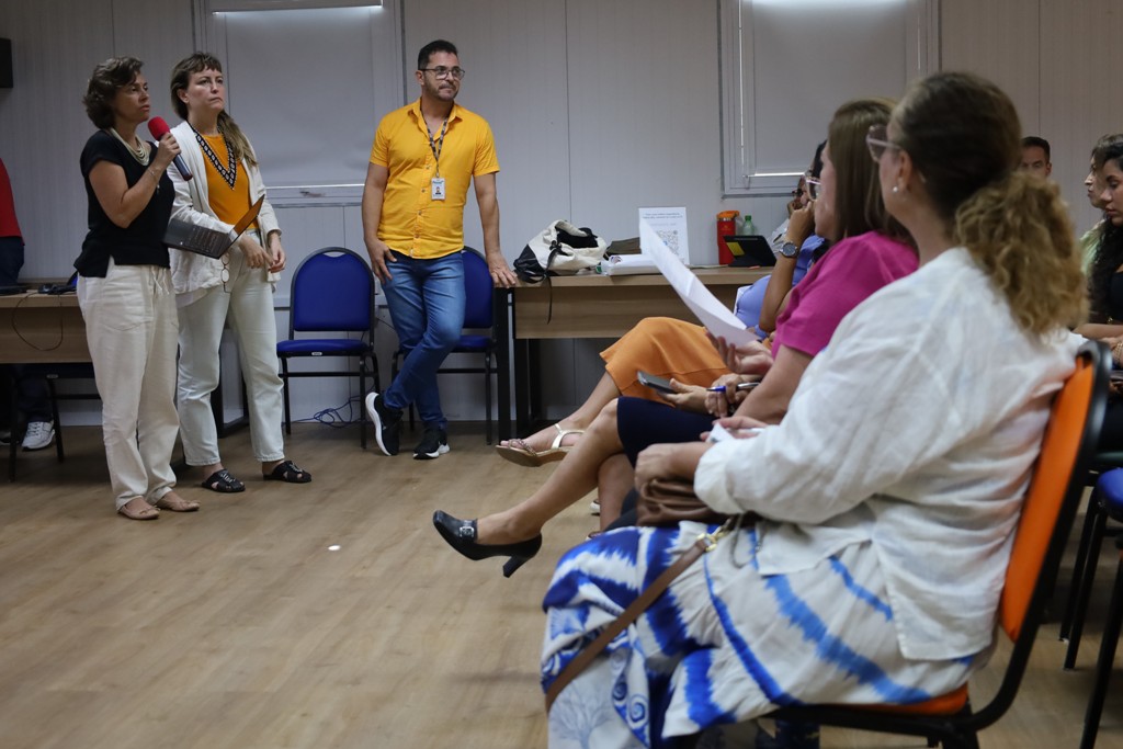 Profissionais da Saeb assistem apresentação de técnicos do MGI durante oficina para construção do plano de trabalho