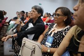 Participante tira dúvida durante evento