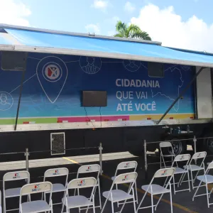 SAC Móvel - carreta nas corres azuis e branca para atendimento intinerante