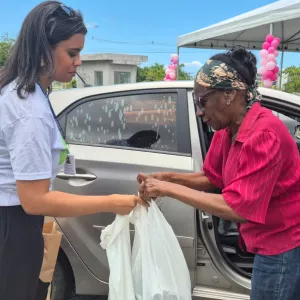 Entrega de material reciclável no Drive Thru Sustentável