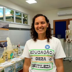 Estado antecipa 13º e folha de novembro para servidores da Educação