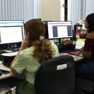 Servidores estaduais trabalhando