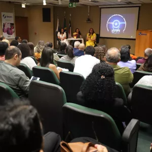 Plateia assiste debate no Café com RH