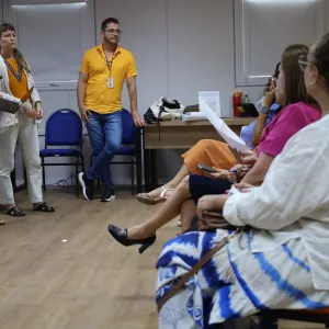 Profissionais da Saeb assistem apresentação de técnicos do MGI durante oficina para construção do plano de trabalho